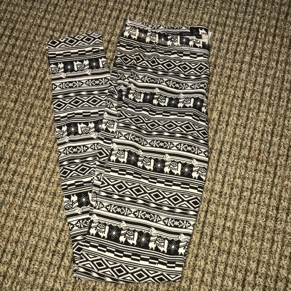 SIZE M BLACK AND WHITE LEGGINGS URBAN OUTFITTERS